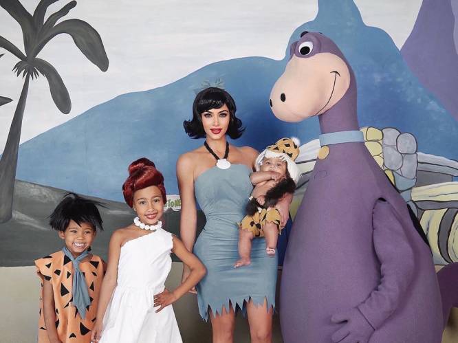 Kim Kardashian moest dochter noodgedwongen in Halloweenfoto fotoshoppen: “Het was zo’n uitdaging”