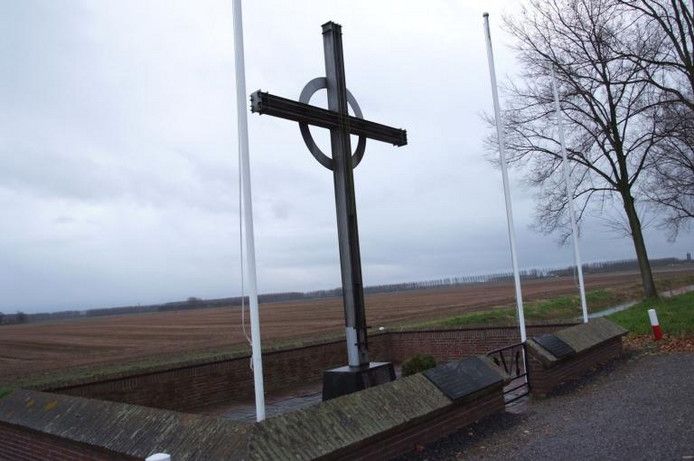 Poolse Kruis aan de Hulsterseweg bij Axel.
