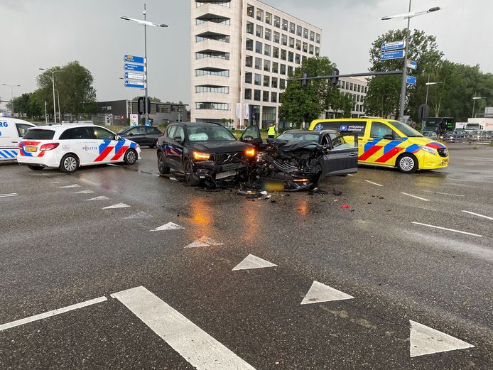 Een aanrijding op de kruising van de Amstellaan en de Snipperlingsdijk in Deventer zorgt dinsdagmiddag voor flinke verkeershinder.