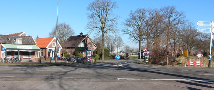 De kruising N315 (Haaksbergseweg)/Pastoor Van Everdingenstraat/Munsterdijk bij Rietmolen, die na de zomer wordt omgevormd tot rotonde. Dat hele project kost 1,8 miljoen euro al met al.
