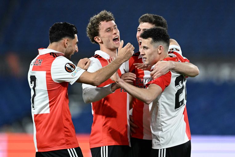 Alireza Jahanbakshrd, Mats Wieffer, Jacob Rasmussen en Oussama Idrissi vieren de 5-0. Beeld ANP