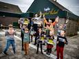 De Hulselse Clemensschool heeft zijn bijdrage flink geleverd in de Reflectionday. Verkeersdeskundige Jan van Schijndel (in oranje hesje) heeft op diverse scholen de noodzaak van het dragen van reflecterende vesten onder de aandacht gebracht.