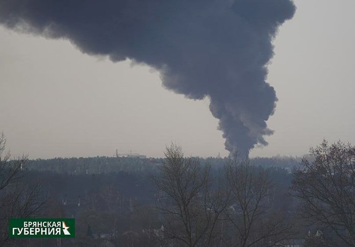 In de Russische regio Brjansk nabij de Oekraïense grens staat een oliedepot in brand.