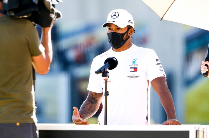 Lewis Hamilton tijdens de persconferentie.