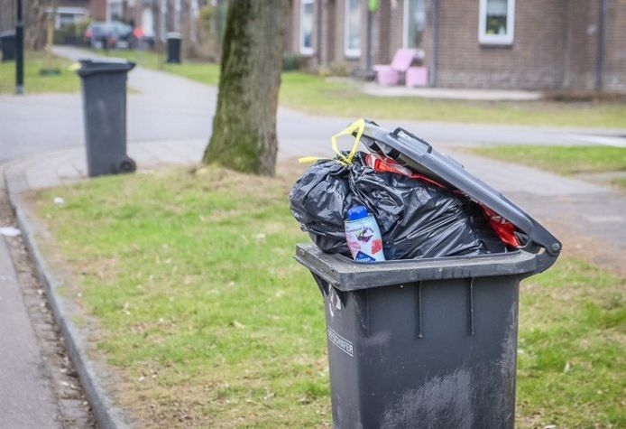 De deksel van een minicontainer mag maximaal 15 centimer open staan van de gemeente.