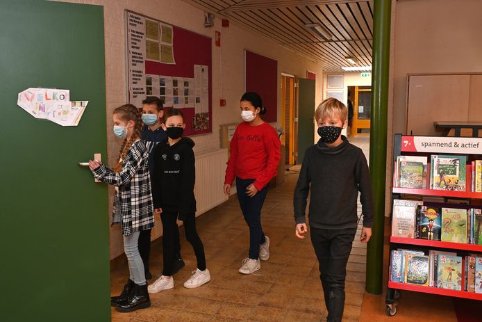 Ook Yasmin, Jaloe, Eefke, Jens en Tijl, kinderen van groep 7 van basisschool Het Telraam in Oeffelt, dragen nu mondkapjes in de gangen van school.