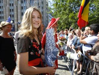 Elisabeth straalt op Te Deum, koningsgezin in Belgische outfits