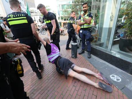 Politie zet bezetters van Extinction Rebellion uit ING-filiaal in Eindhoven maar arresteert ze niet
