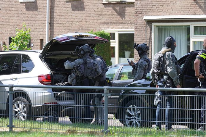 Een speciaal arrestatieteam in Nijmegen dinsdagmiddag, opgeroepen vanwege een schietpartij in Hatert.