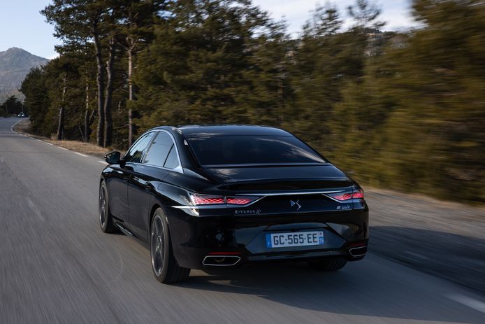 Het 4x4-logo verraadt: dit is de sterkste DS9 met twee elektromotoren, 360 pk en een speciaal afgestemd 'Performance-onderstel'