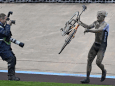 Vive émotion pour Sonny Colbrelli: images incroyables sur le Vélodrome de Roubaix 