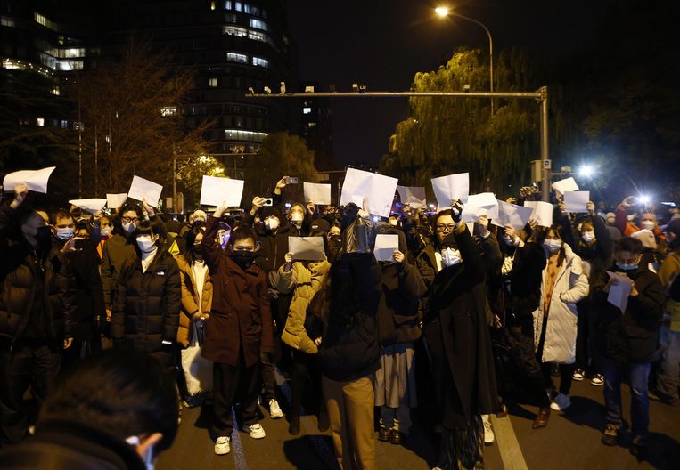 Mensen houden witte papieren omhoog tijdens de demonstratie in Peking, om de censuur aan te klagen. Beeld ANP / EPA
