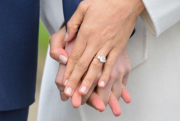 De verlovingsring van Meghan werd ontworpen door Harry en gemaakt door Cleave and Company, de koninklijke juwelier. De ring kostte 137.140 euro.