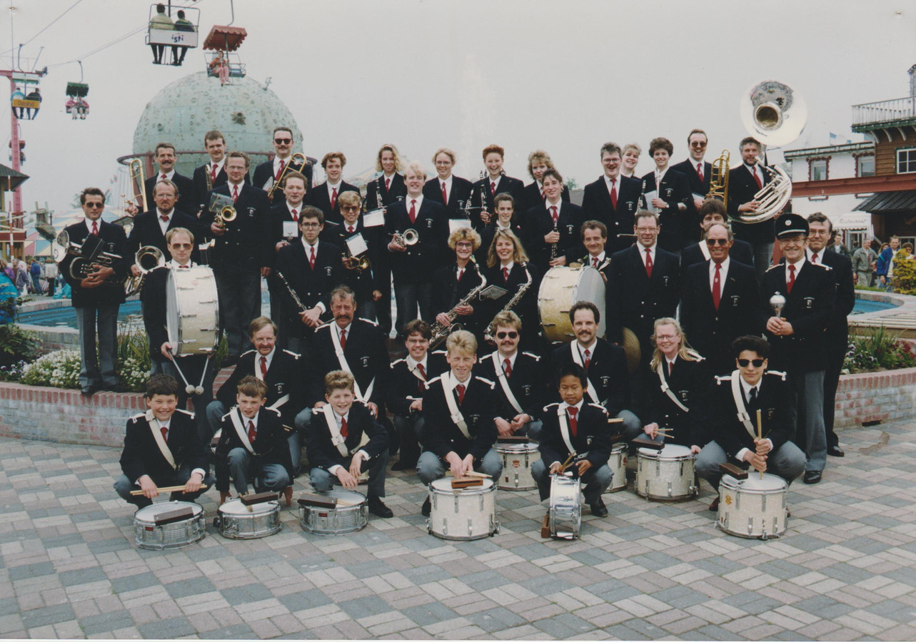 Harmonie- en Tamboerkorps St. Caecilia tijdens een uitstapje naar Ponypark Slagharen in het begin van de jaren tachtig.