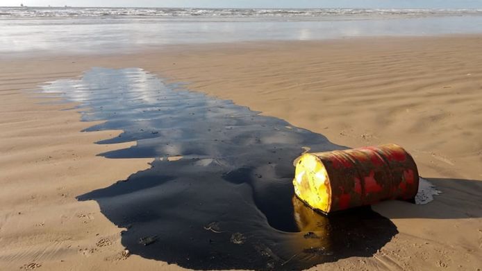 Een olievat met olie op een strand in Barra dos Coqueiros in de Braziliaanse staat  Sergipe.