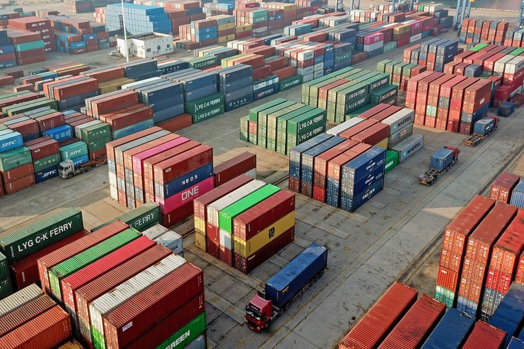 Containers in de haven van Lianyungang in het oosten van China. Het huren van containers is peperduur. Dat is een van de oorzaken van de hoge inflatie in veel landen. Beeld AFP