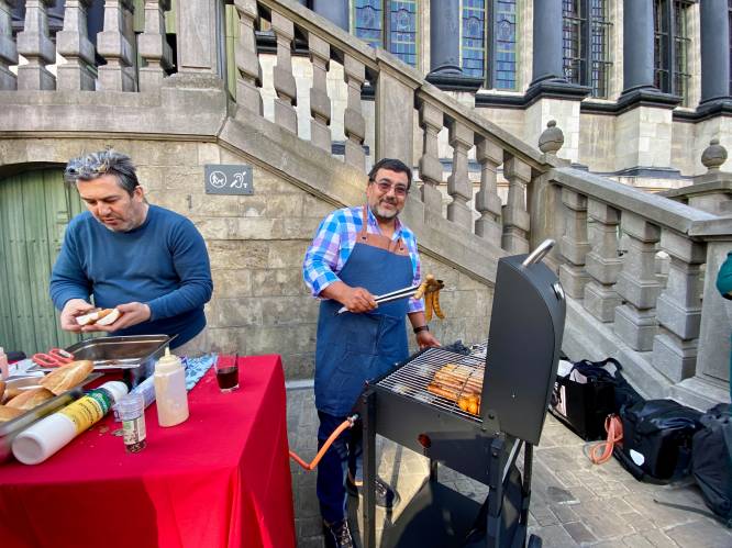PVDA houdt barbecuefeestje voor het stadhuis, als protest tegen het afschaffen van de BBQ-zones