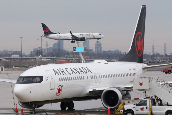 Een B737 MAX-8 zet de landing in op de luchthaven van Toronto. Ook het voorste toestel is van hetzelfde type. De foto dateert van woensdag, nog voor het vliegverbod werd uitgevaardigd.