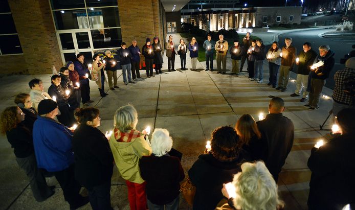 Een herdenkingsbijeenkomst voor de slachtoffers van Sandy Hook in Newton.