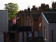 Een Sunderland-fan is op weg naar het uitvak in Kenilworth Road, hij zwaait nog even naar de buurtbewoners.