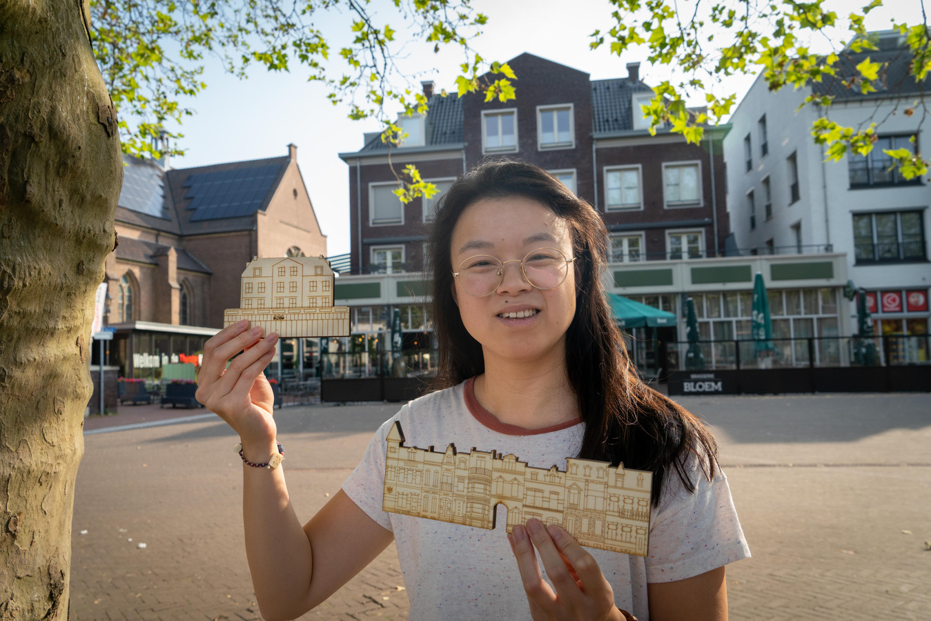 Bemmelse Tao (24) maakt miniatuurhuisjes van hout. ‘Kijk om je heen en