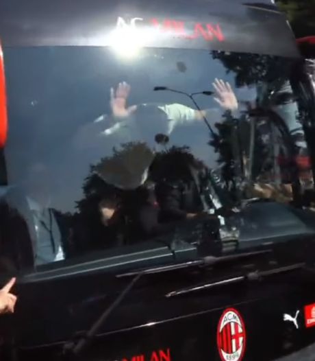 Ibrahimovic harangue les fans milanais et  brise la vitre du bus