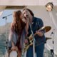 ‘Daisy Jones and the Six’ op Prime Video zet de greatest hits van de rockclichés op een rij en blijft veel te braaf
