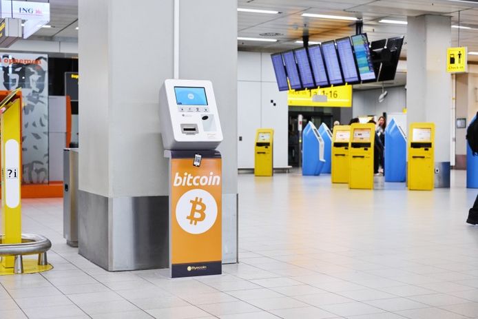 In deze automaat kunnen reizigers hun overgebleven euro's omwisselen voor bitcoin of ethereum.