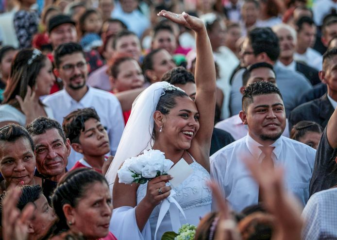 Een bruidspaar doet mee aan een grote massa-bruiloft tijdens Valentijns dag in Managua in Nicaragua. Foto Oswaldo Rivas