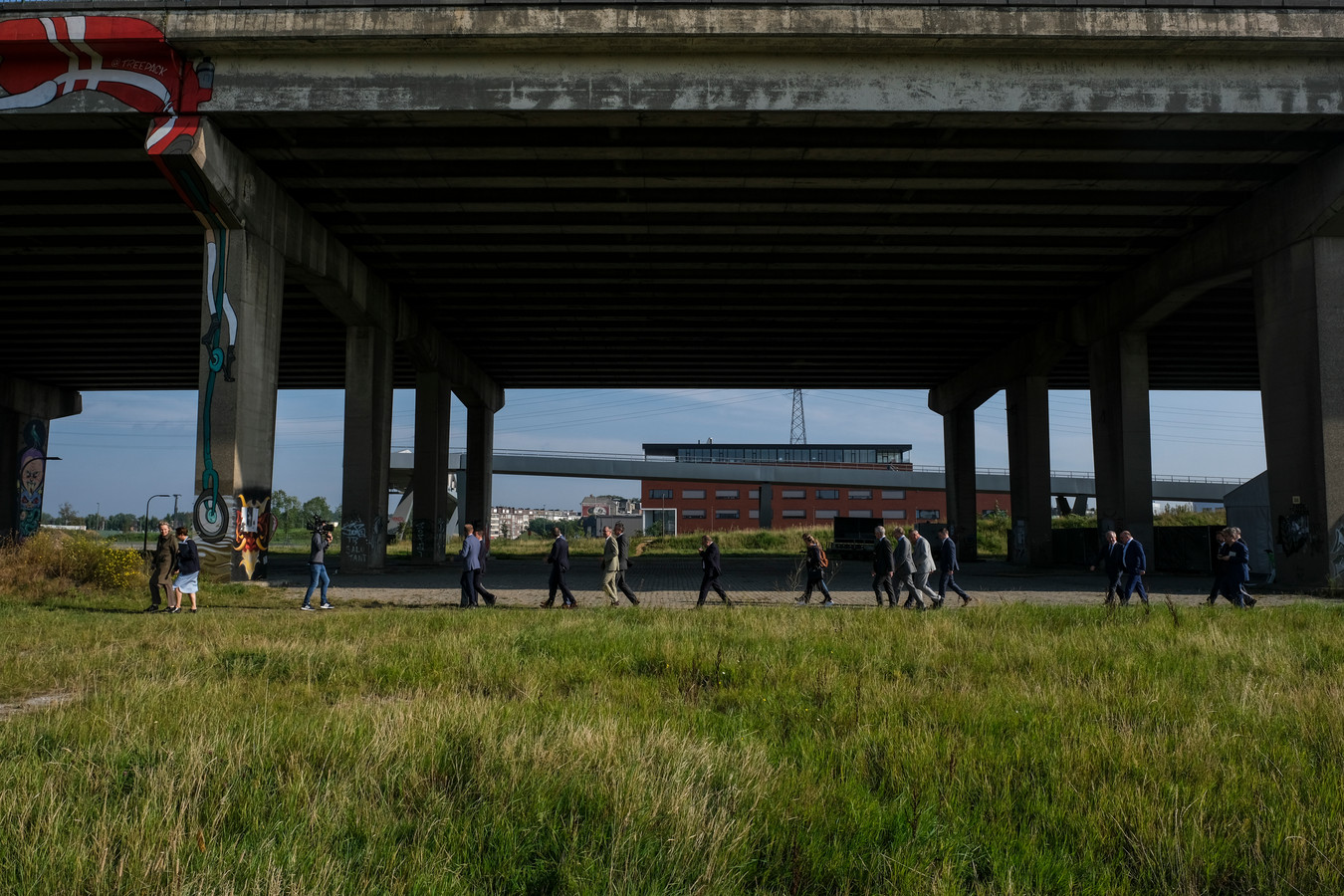 Niet toevallig onder het viaduct van Merksem zijn vanmorgen de handtekeningen gezet onder het laatste grote aannemerscontract voor de werken aan de Oosterweelverbinding.