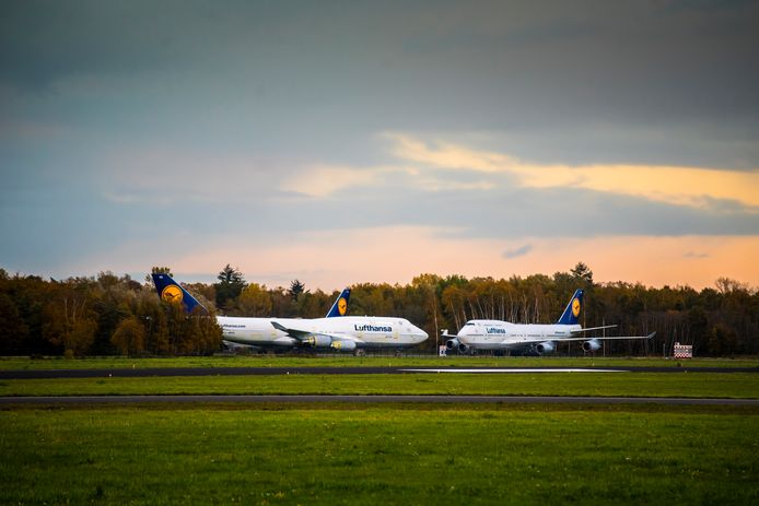 Op de luchthaven staan momenteel nog drie geparkeerde Boeings van Lufthansa. Ze leveren samen 30.000 euro parkeergeld in de maand op.