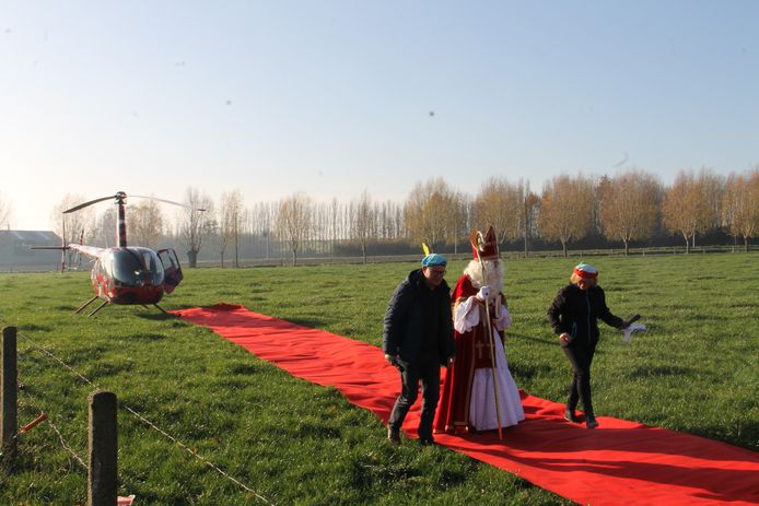 Intrede van de Sint met de helikopter bij basisschool De Talententuin in Lendelede.