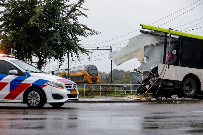 Treint doorboort bus op spoorwegovergang Marconilaan in Bergen op Zoom.