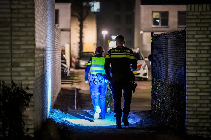 De politie heeft in de omgeving gezocht naar de overvallers maar ze werden niet aangetroffen.