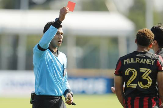 Rood! Atlanta United moet verder met tien als Jake Mulraney wordt weggestuurd door arbiter Victor Rivas.