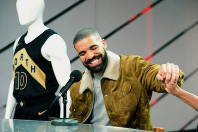 Drake doneert geld, betaalt uniforms én geeft studiebeurs op universiteit Miami