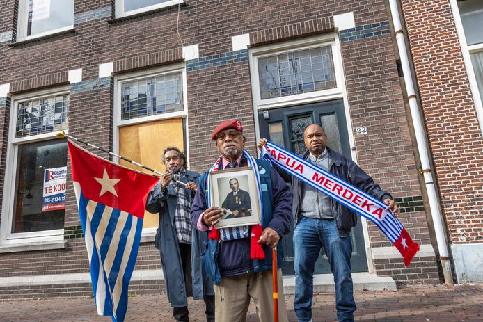 De laatste bewoner Herman Kaisiëpo (links) van de Vlamingstraat 22 is uit huis gezet. In het midden staat zijn broer Bernard en rechts Bernards zoon Menase Wonggor.