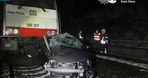 Vrouw (65) uit Lobith uit auto gered voor aanstormende trein