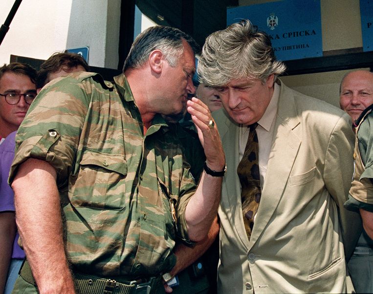 Ratko Mladic (links) en Radovan Karadzic in augustus 1993. Beeld AFP