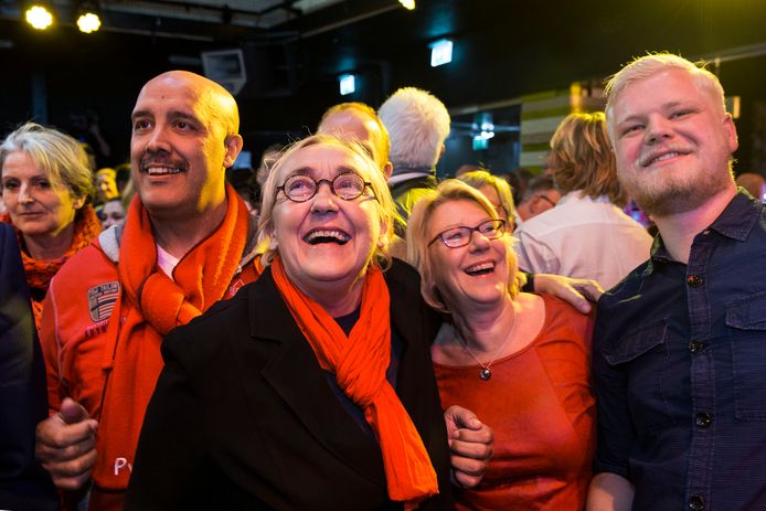 Lutz Jacobi van de PvdA lacht bij het bekend maken van de uitslag van de herverdelingsverkiezingen.