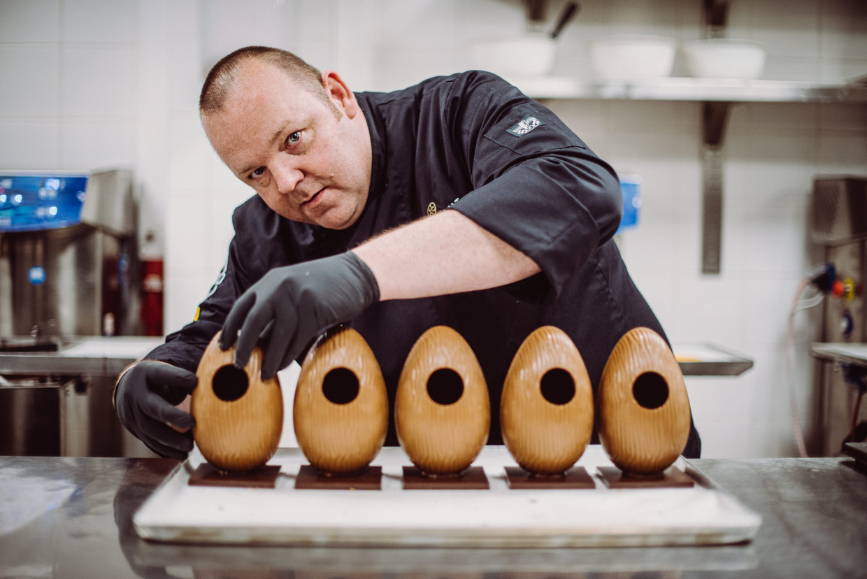 Chocolatier Wim Vyverman laat zijn chocolade eieren nu leveren met de taxi.  Beeld Wouter Maeckelberghe