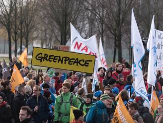 Greenpeace vraagt aan Slovaakse ambassade vrijlating van Belgische activisten: “Het zijn helden, geen criminelen”