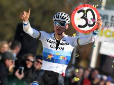 Meesterlijke Van der Poel evenaart record met dertigste overwinning