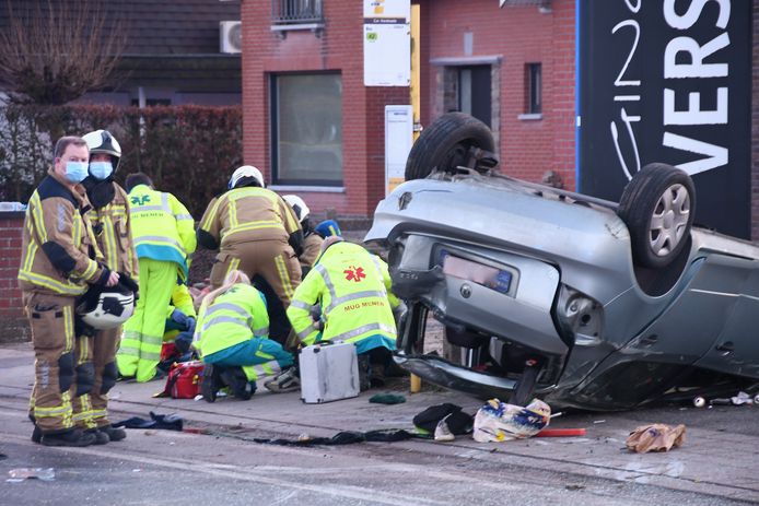 Bij het ongeval op het kruispunt van de Ledegemstraat met Clerck’s straat in Moorsele werd een grote ravage veroorzaakt.