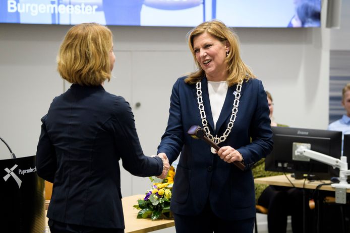 Margreet van Driel werd woensdagavond geïnstalleerd als burgemeester van Papendrecht.