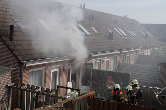 De brandweer is bezig de brand te blussen.
