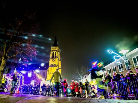 In het donker door verlicht Oud Gastel lopen tijdens de cultuurmaand