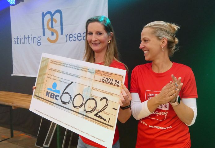 Jessy De Vos (rechts) overhandigde cheque voor MS onderzoek aan Tina Bleyenberg