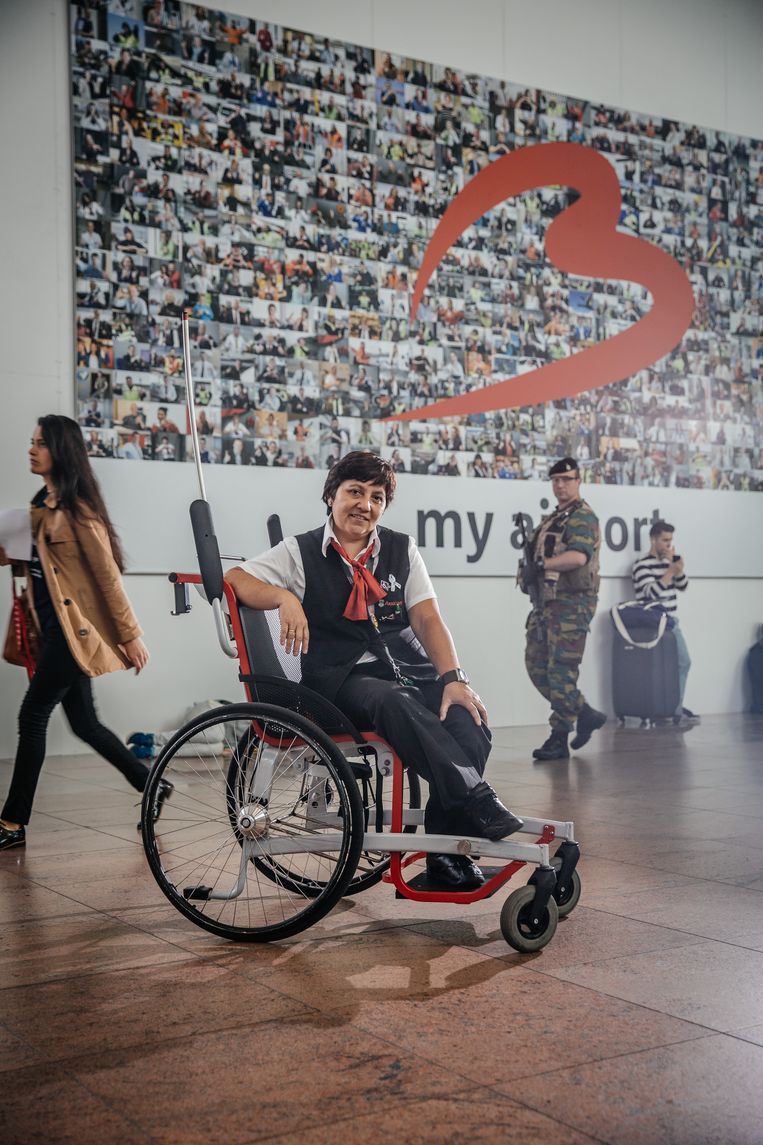 ► Maria Castillo begeleidt ouderen, kinderen en passagiers met een handicap op de luchthaven. 'Ik help graag mensen.' Beeld Wouter Van Vooren