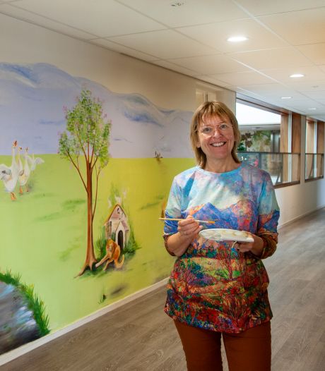 Kunstenares Yvonne maakt muurschilderingen in verpleeghuis: zijn bewoners toch een beetje buiten